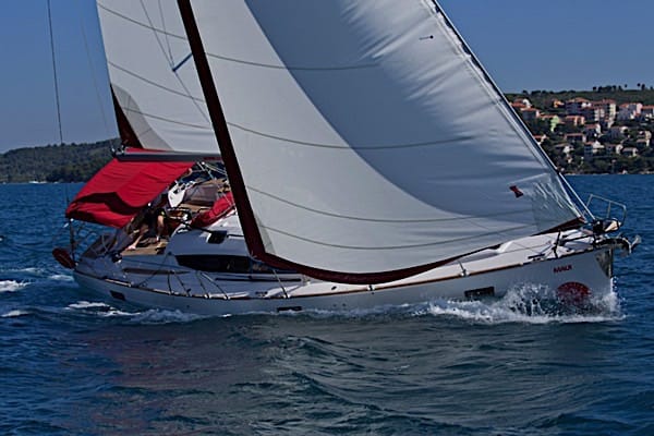 Segelb�ten Elan 45 kr�nger med fulla segel i kroatiens sk�rg�rd